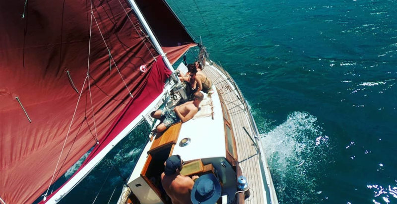 escursione in barca a vela con aperitivo lago iseo