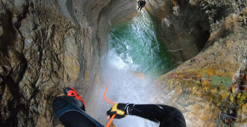 Avventura di canyoning a Tremosine con guide esperte