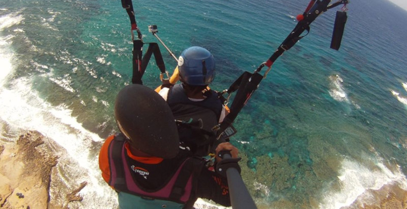 Volo in parapendio sopra la costa di Alghero con vista panoramica