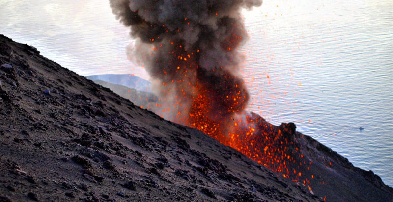 Escursione sull'Etna durante la quale ammirare l'eruzione lavica