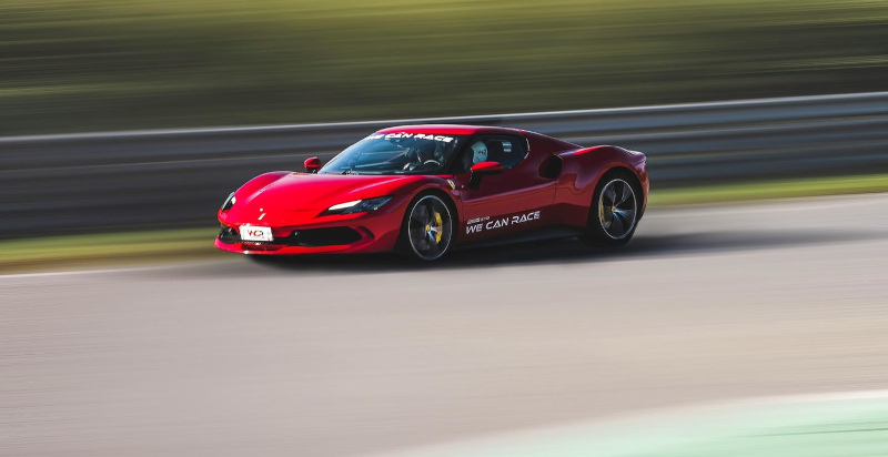 Massima accelerazione della berlinetta ibrida Ferrari sul rettilineo principale della pista di Racalmuto