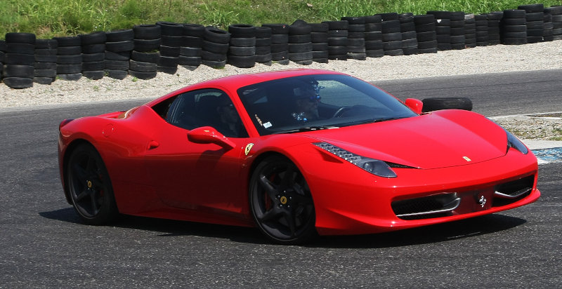 Adrenalina pura sul circuito Tazio Nuvolari con Ferrari