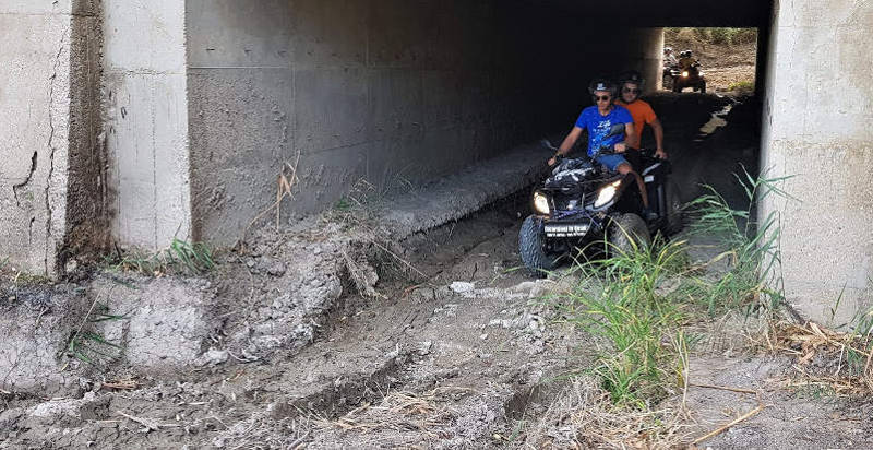 Attraversamento letto del fiume in quad nella zona di Agrigento