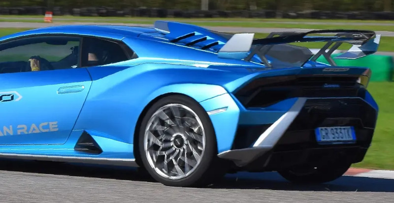 Dettaglio del posteriore della Lamborghini Huracàn STO sulla pista di Pergusa