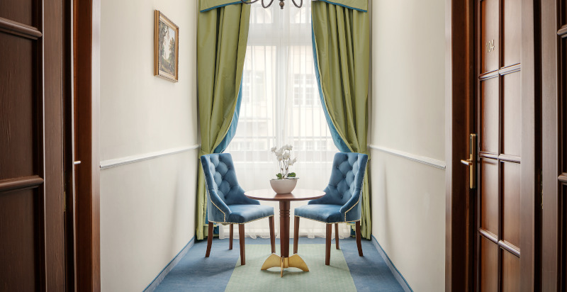 Eleganti arredi negli ambienti di Villa Smetana