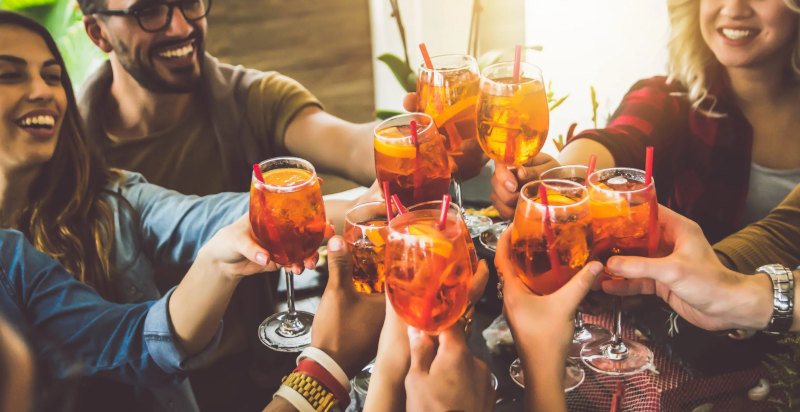 Aperitivo durante uno street food tour a Torino
