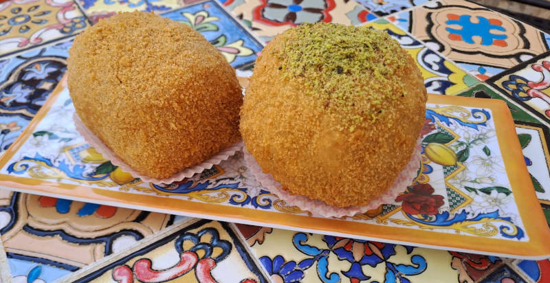 Arancini siciliani fritti, specialità street food Siracusa
