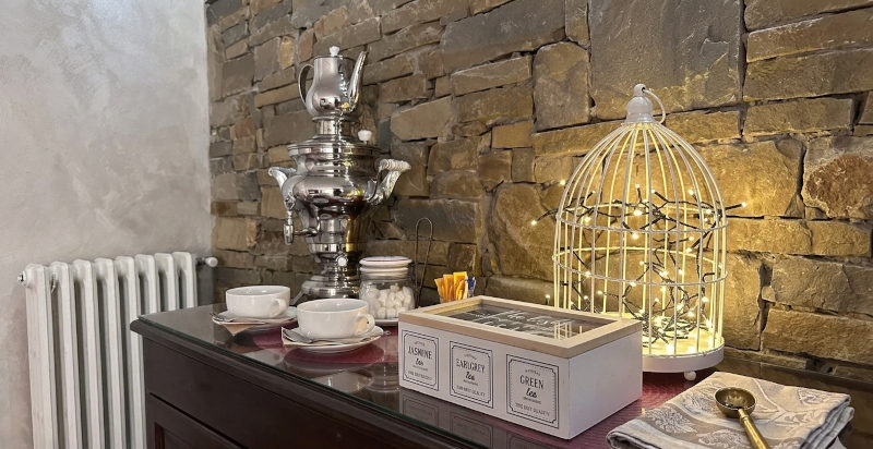 Angolo relax della spa privata a Monticello d'Alba con selezione di tisane 