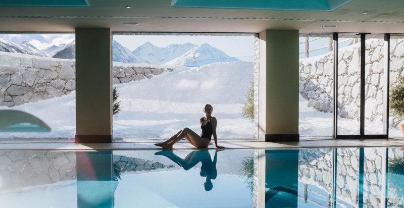 Area wellness dell’Hotel Lac Salin con piscina relax e panorama alpino a Livigno