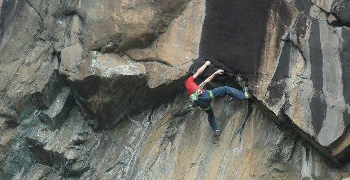 Scalata sicura con guida alpina tra le montagne della Lombardia