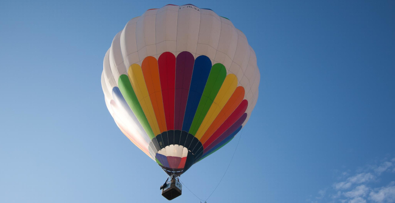 Una mongolfiera solca i cieli sopra Asiago