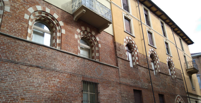 Paesaggio urbano di Asti durante un'esperienza di esplorazione