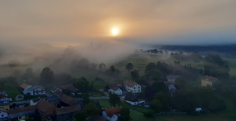 Mongolfiera in volo sopra i paesaggi di Niederösterreich