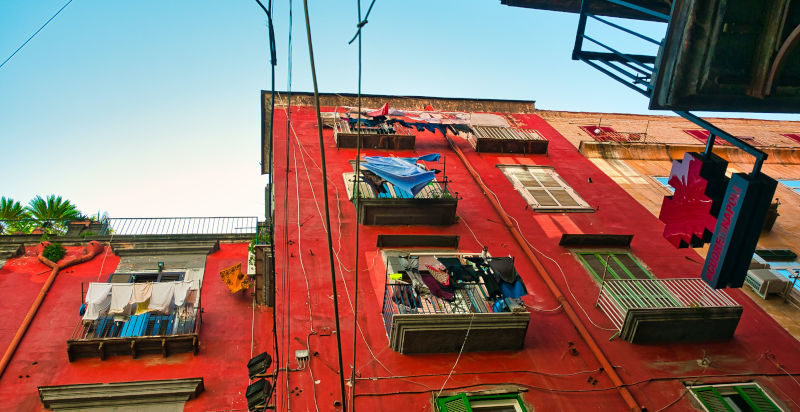Dettagli di una facciata dei palazzi in centro a Napoli