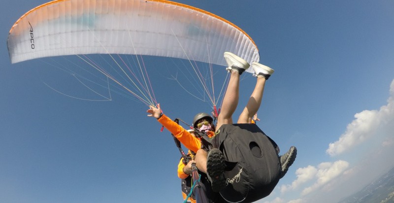 Parapendio sopra scenari spettacolari della Lessinia con pilota esperto