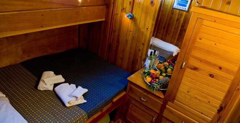 Cabina elegante a bordo della barca per Boat and Breakfast in Sicilia