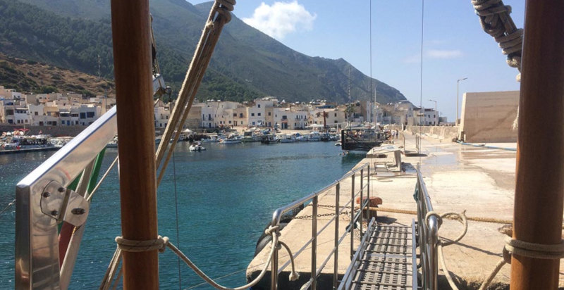 Vista panoramica della barca per Boat and Breakfast in Sicilia