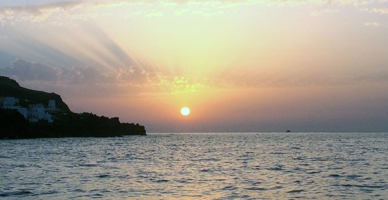 Panorama del mare visto dalla barca in Sicilia