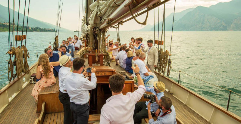 Brindisi a bordo di una barca a vela sul Garda