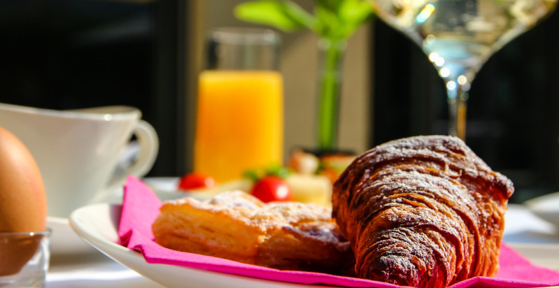 Tavola imbandita per colazione di compleanno con Prosecco