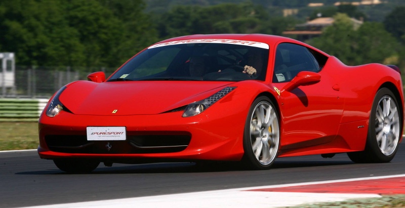 Ferrari accelera sulla pista di Vairano durante un’esperienza di guida