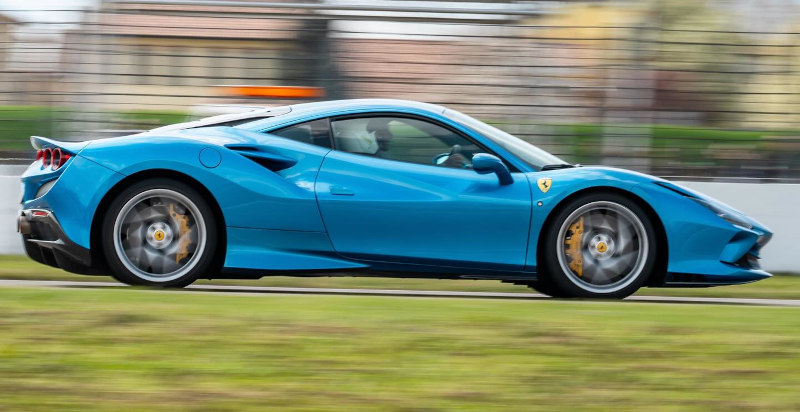 Buono Regalo di regali24 per guidare la Ferrari F8 Tributo sulla pista di Jesolo