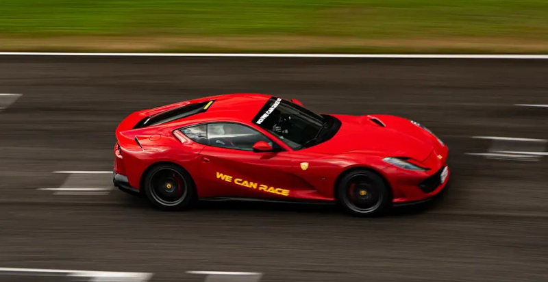 Buono regalo per l'esperienza di guida Ferrari sulla pista di Mores in Sardegna