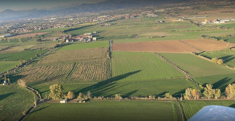 Panorama aereo su Franciacorta durante un’esperienza di volo