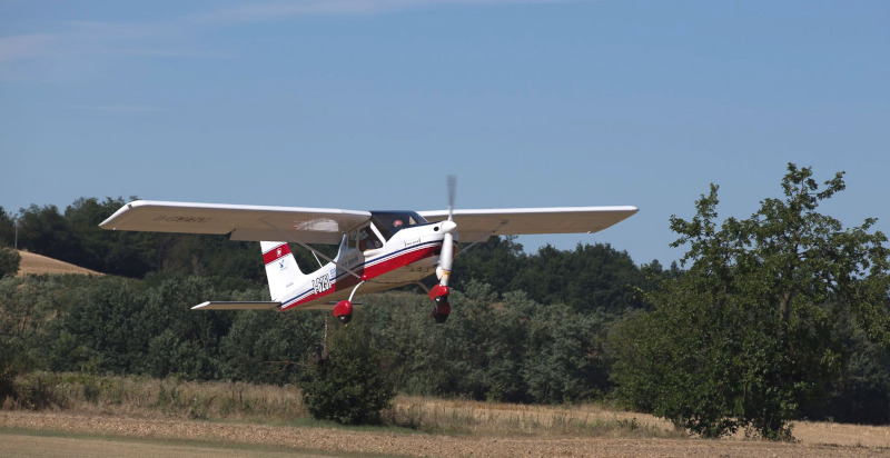Decollo da Castello d'Annone a bordo di un aeroplano