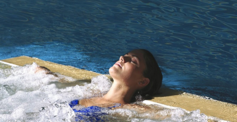 Percorso benessere con piscina termale e grotta di vapore