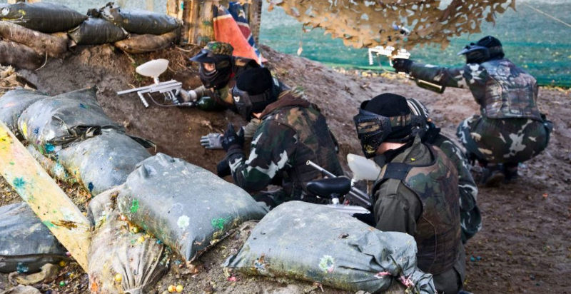 Trincee strategiche nel campo di paintball a Lecco