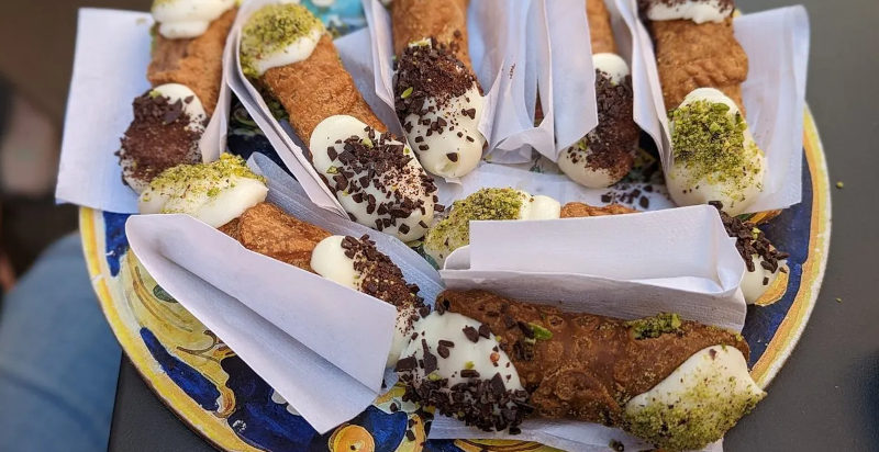 Cannoli siciliani ripieni di ricotta e frutta candita - Street Food Tour Catania