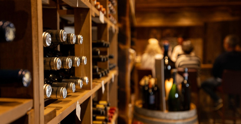Cantina vini dell’Hotel Lac Salin a Livigno con pregiate etichette italiane e internazionali