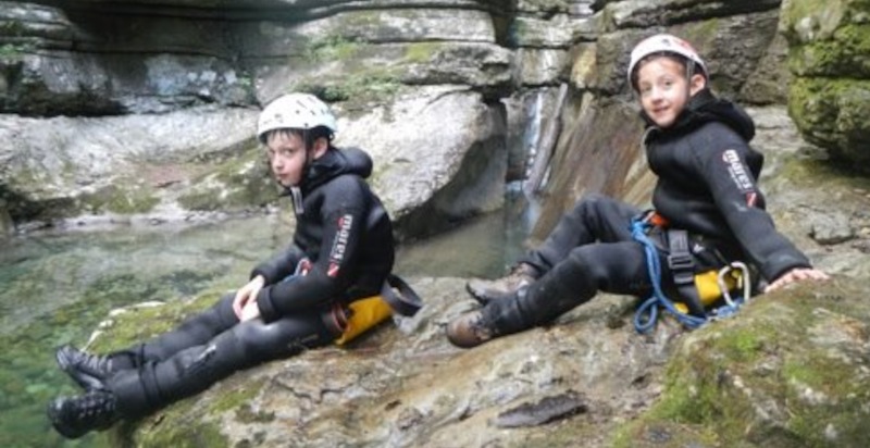 Canyoning Belluno nelle gole di roccia, avventura familiare