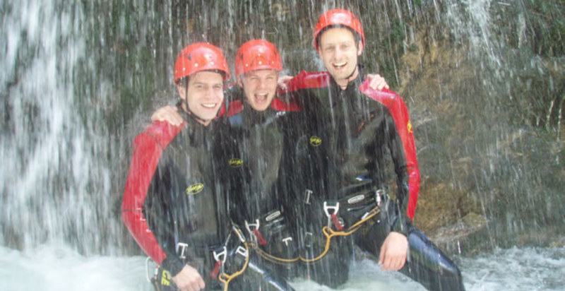 Momenti di gruppo durante l’avventura di canyoning nelle gole tirolesi