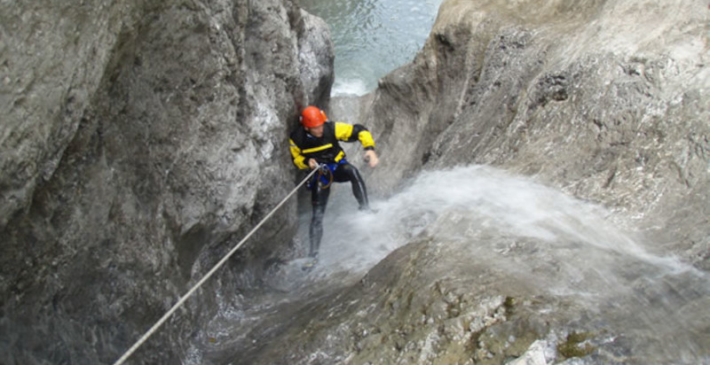 Percorso di canyoning tra le gole naturali alpine in Tirolo