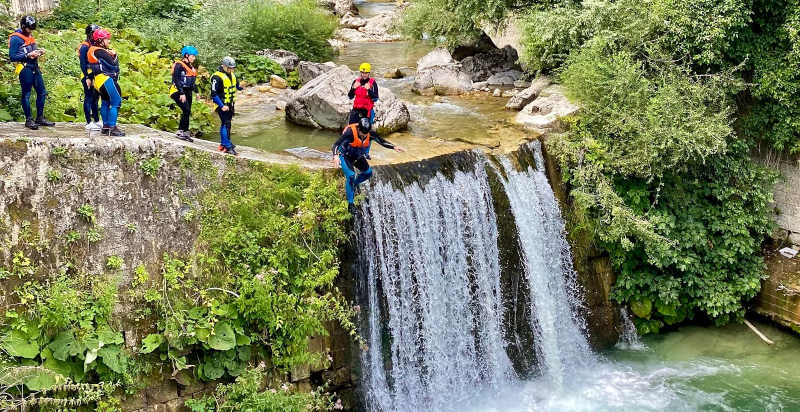 Cascata durante il canyoning a Palena, Abruzzo
