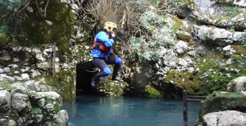 Tuffi durante il canyoning in Cilento