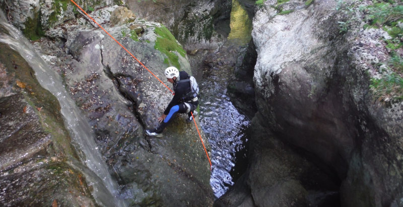 Escursionisti fanno canyoning nelle gole del Torno