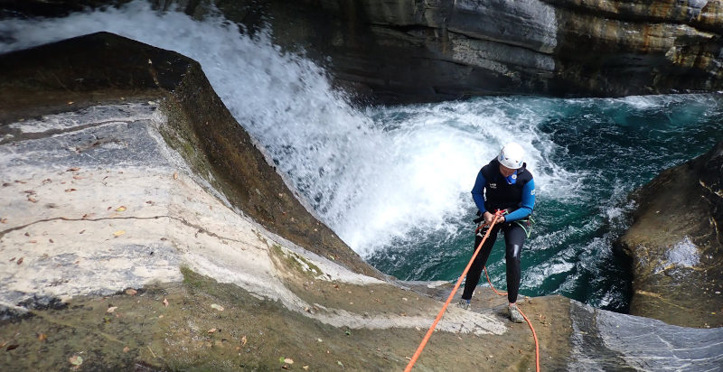 Discese in cordata, cascate e tuffi per il canyoning ad Arenzano