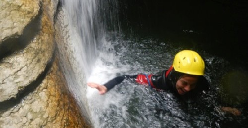 Bambini esplorano cascate durante il canyoning