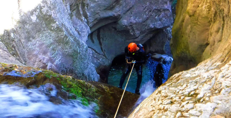 Gruppo in esplorazione tra le gole del Vajo dell’Orsa