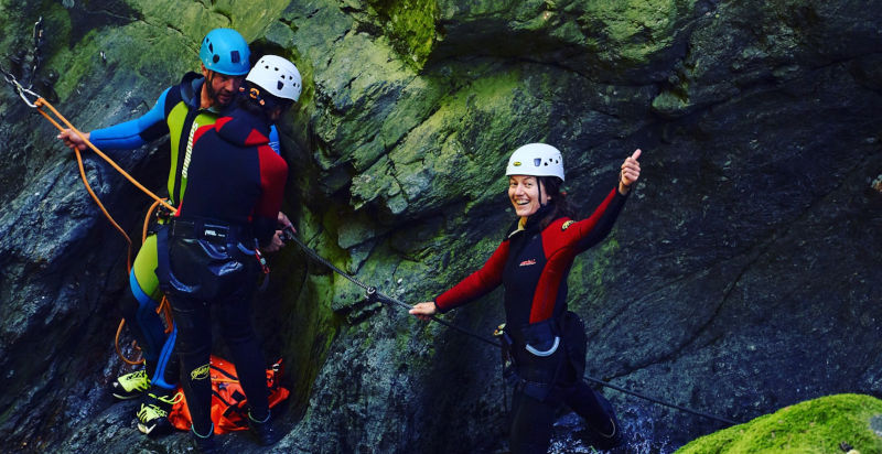 Avventurieri in discesa lungo una cascata durante il canyoning in Tirolo