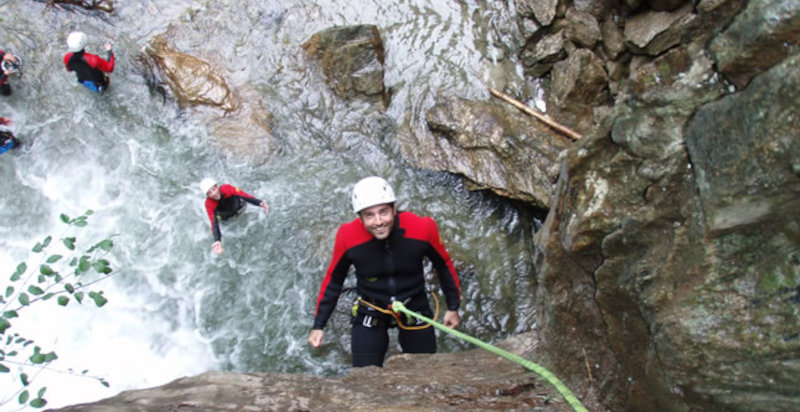 Esperienza di canyoning con tuffi e scivoli naturali in Tirolo