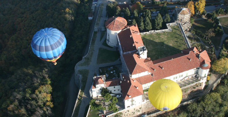 Castello di Masino visto dall'alto in mongolfiera