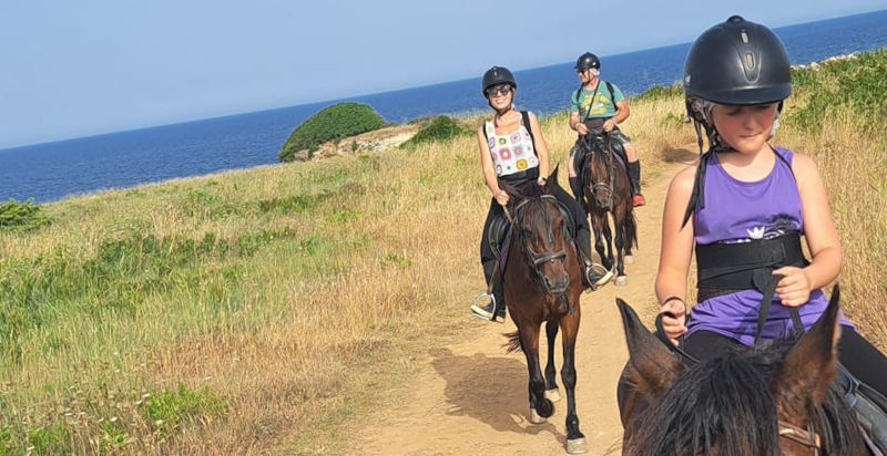 Passeggiata a cavallo per bambini