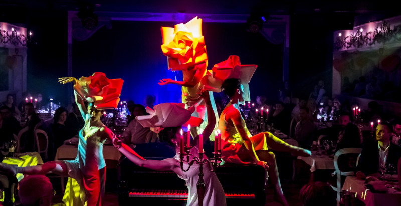 Costumi colorati e performance di cabaret a Venezia