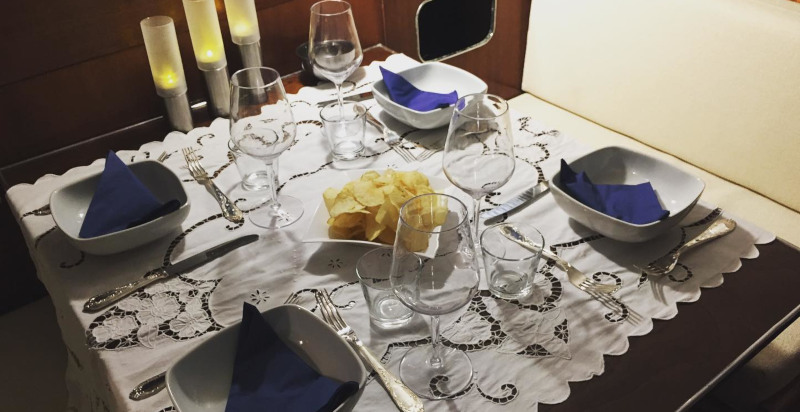 Cena romantica a bordo di un motoyacht d'epoca sul Lago di Como