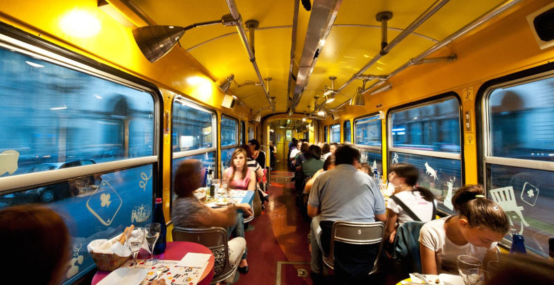 Cenare su tram storico a Torino con vista panoramica