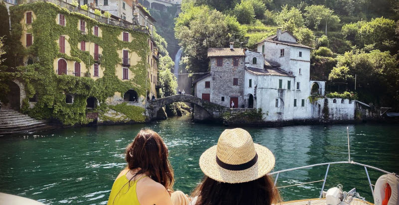 Paesaggio del Lago di Como con colline circostanti